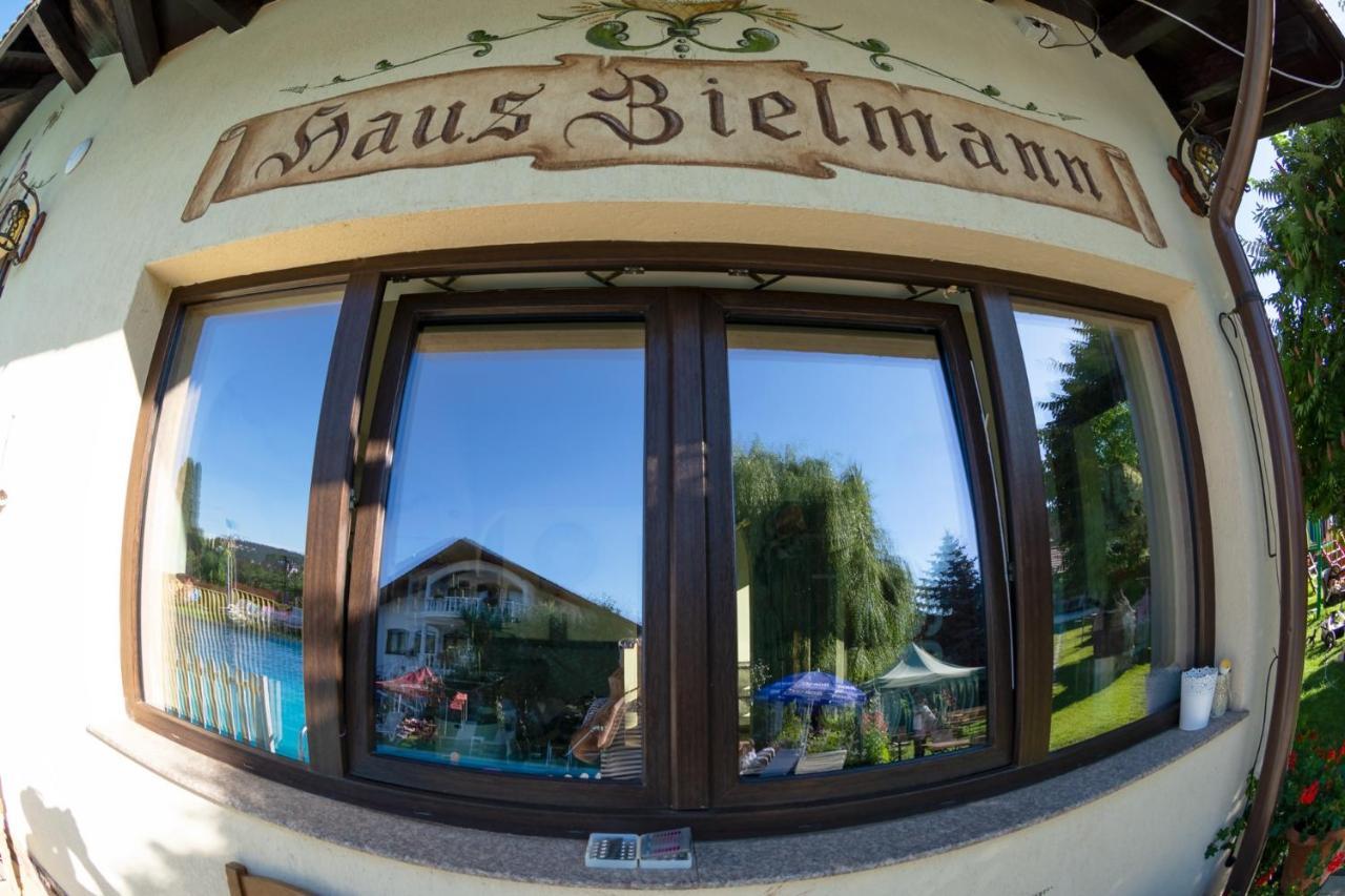 Hotel Bielmann Sînpetru Exteriör bild